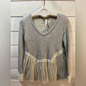 AMADI (Anthropologie) Grey Long Sleeve V-Neck Top with Tulle Detail – Size L